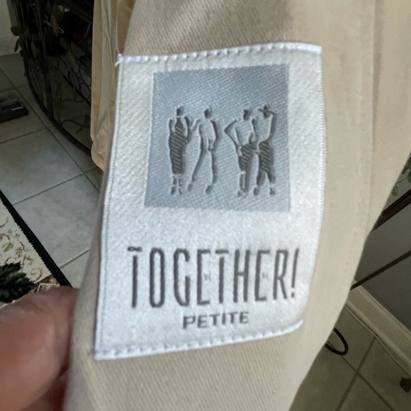 NWOT Trench Coat size 12 ladies lined with belt and many pockets made in USA - Picture 5 of 7